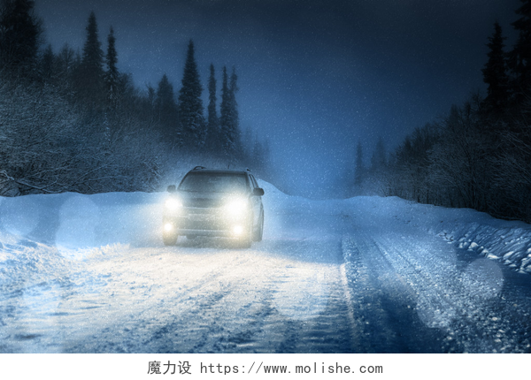 冬季夜晚行驶在雪地里的汽车汽车的灯光在冬季森林